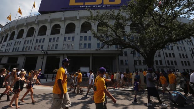 LSU welcomes South Carolina fans...with dogs
